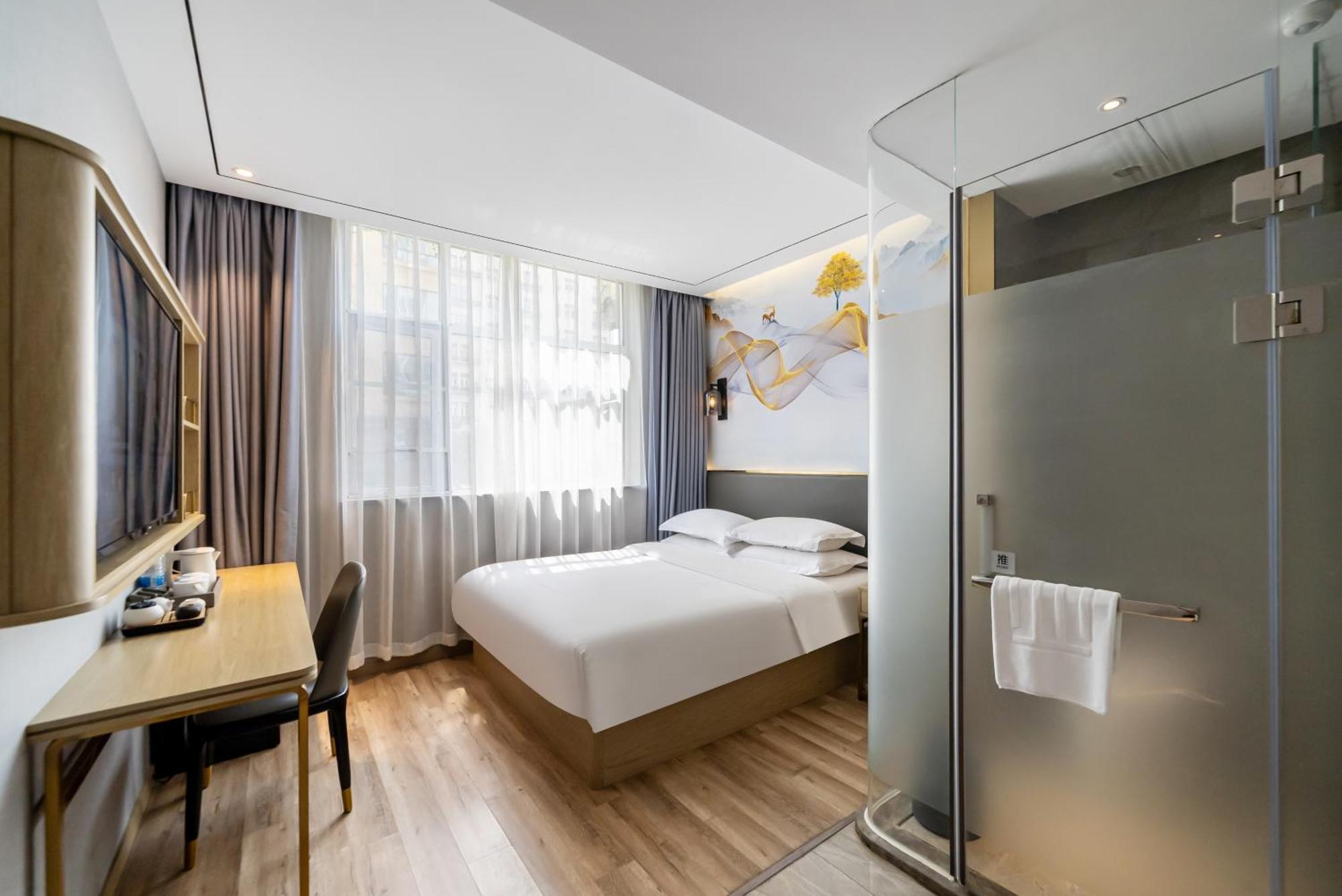 Weiting Xujiahui Stadium Subway Station Branch Hotel